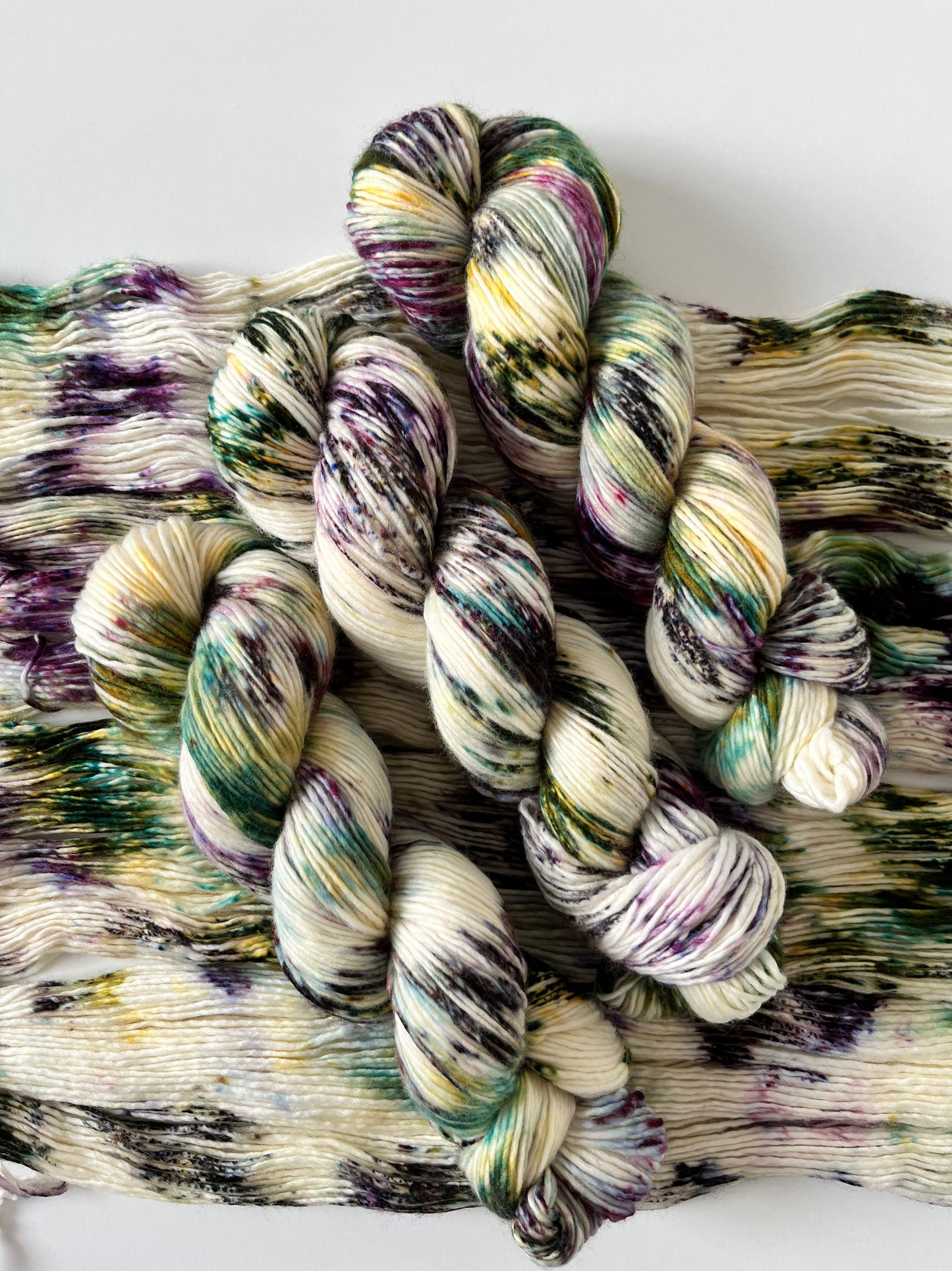 Håndfarvet Single Merino DK strikkes på pind 4. Meget blødt håndfarvet garn til babystrik og børnestrik. Dette bløde og luftige garn er håndfarvet i smukke nuancer af lilla, grøn og gul