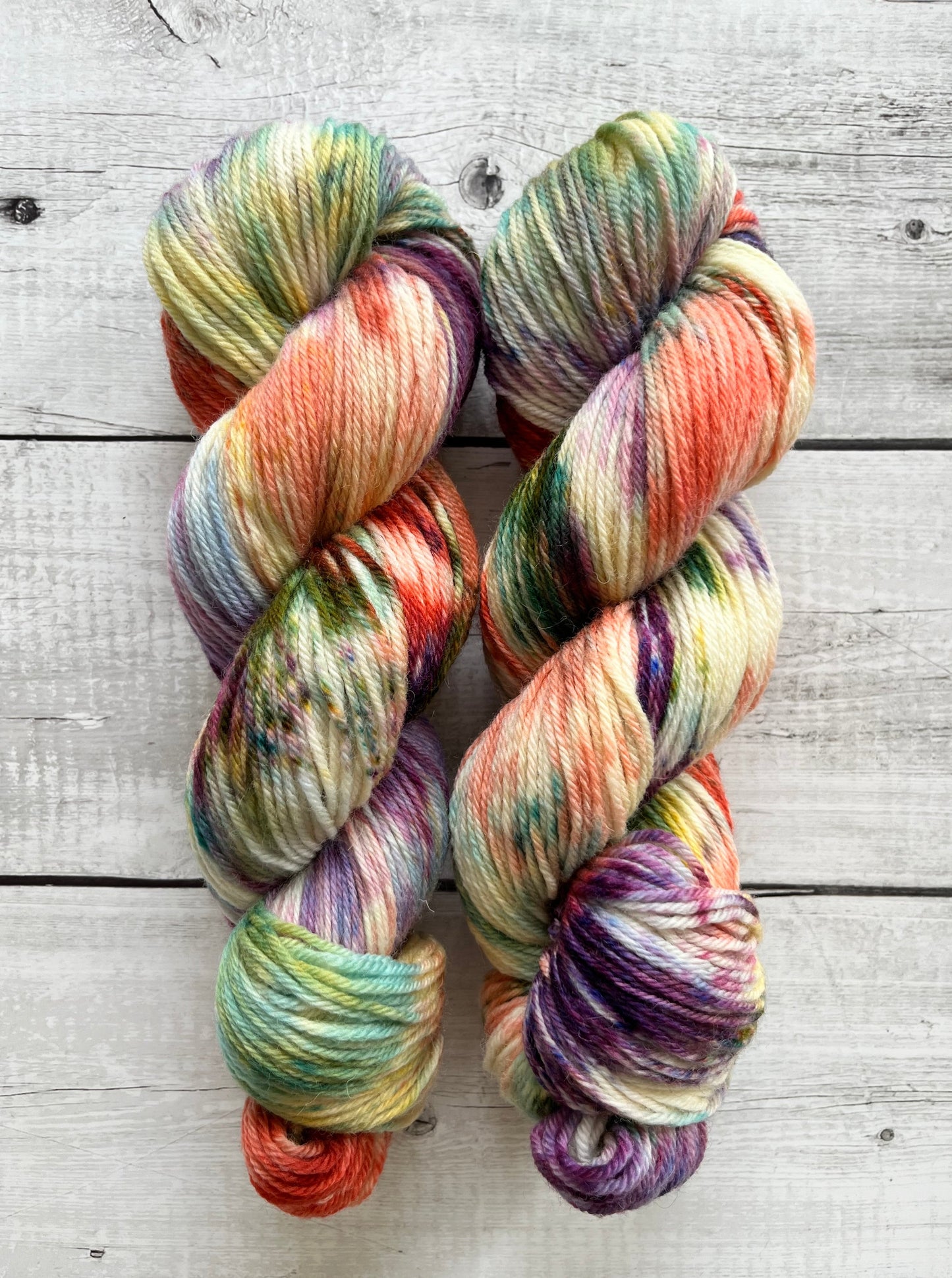 Håndfarvet Peruvian Highland uld. Håndfarvet ny ren highland uld. Håndfarvet ubehandlet uld. Dette garn er håndarvet i smukke nuancer af lilla, grøn, laks rosa og orange rød