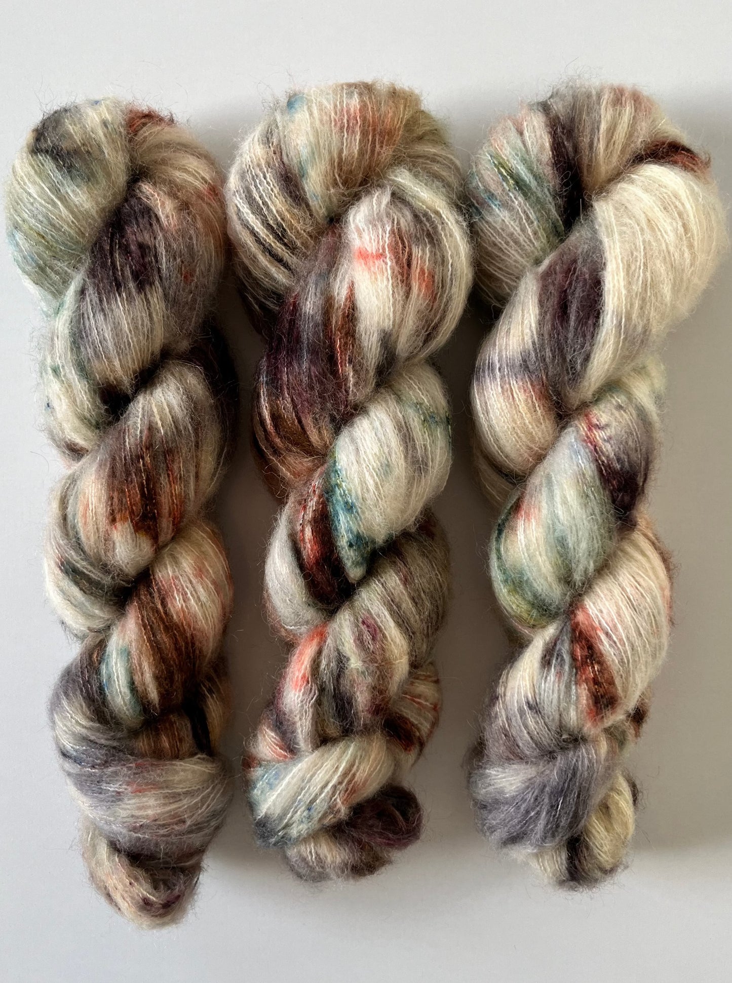 Håndfarvet Suri Alpaca Silk er den blødeste følgetråd, og et godt alternativ til mohair. Håndfarvet garn i alpakka og silke. Garnet er håndfarvet i smukke nuancer af lilla, grøn, blå og brun
