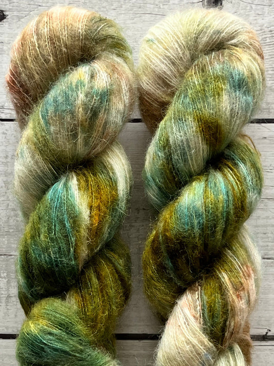 Håndfarvet garn i Suri Alpaca Silk. Dette håndfarvede Suri Alpaca Silk er farvet med smukke nuancer af mørkegrøn og brun