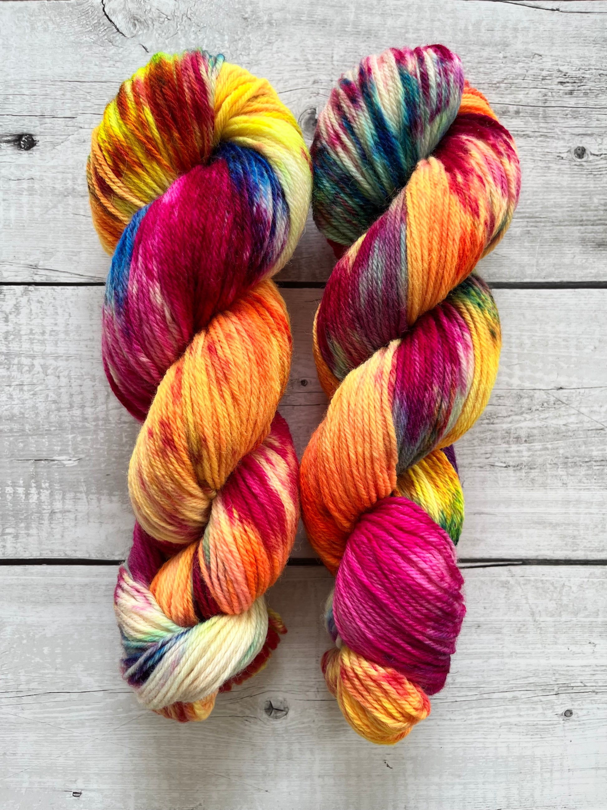 Håndfarvet Peruvian Highland uld. Håndfarvet ny ren highland uld. Håndfarvet ubehandlet uld. Dette garn er håndarvet i smukke nuancer af pink, blå, grøn, gul, orange og lilla