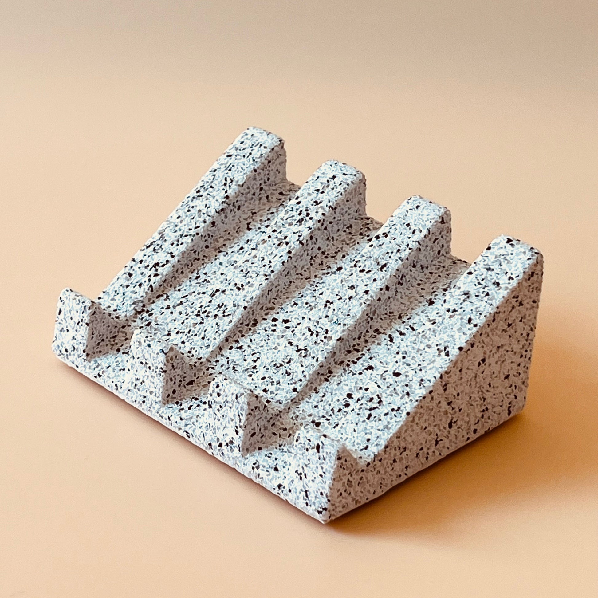 håndlavet sæbeholder i granit. håndstøbt sæbeskål i miljøvenligt komposit.