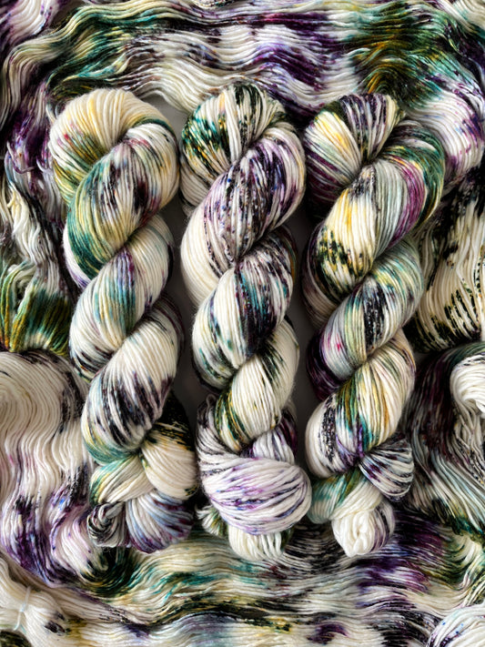 Håndfarvet Single Merino DK strikkes på pind 4. Meget blødt håndfarvet garn til babystrik og børnestrik. Dette bløde og luftige garn er håndfarvet i smukke nuancer af lilla, grøn og gul