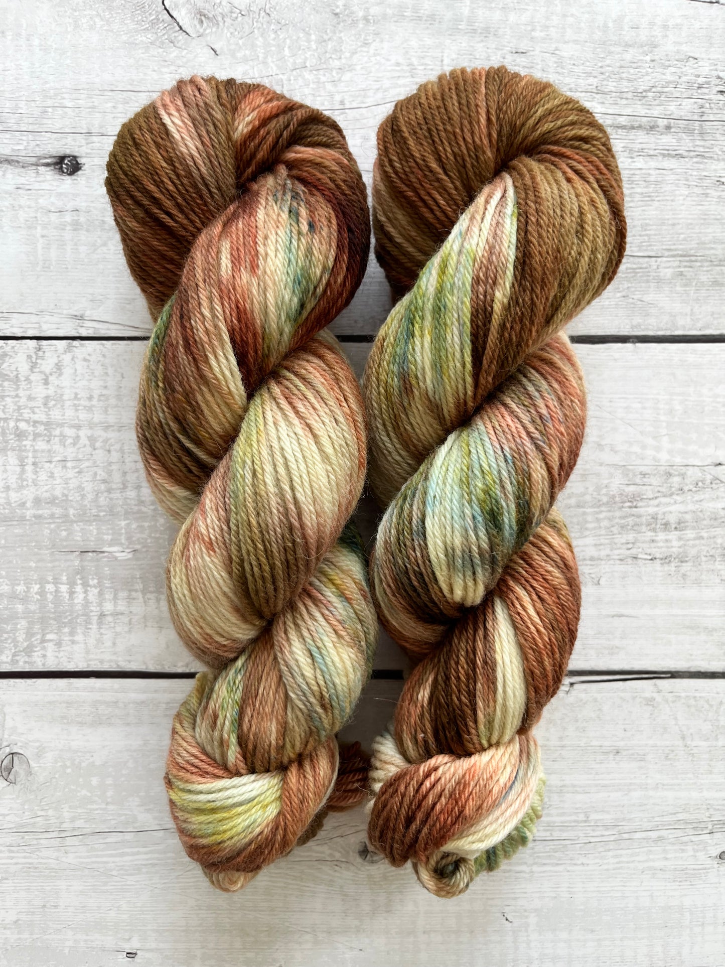 Håndfarvet Peruvian Highland uld. Håndfarvet ny ren highland uld. Håndfarvet ubehandlet uld. Dette garn er håndarvet i smukke nuancer af brun, grøn og blå.
