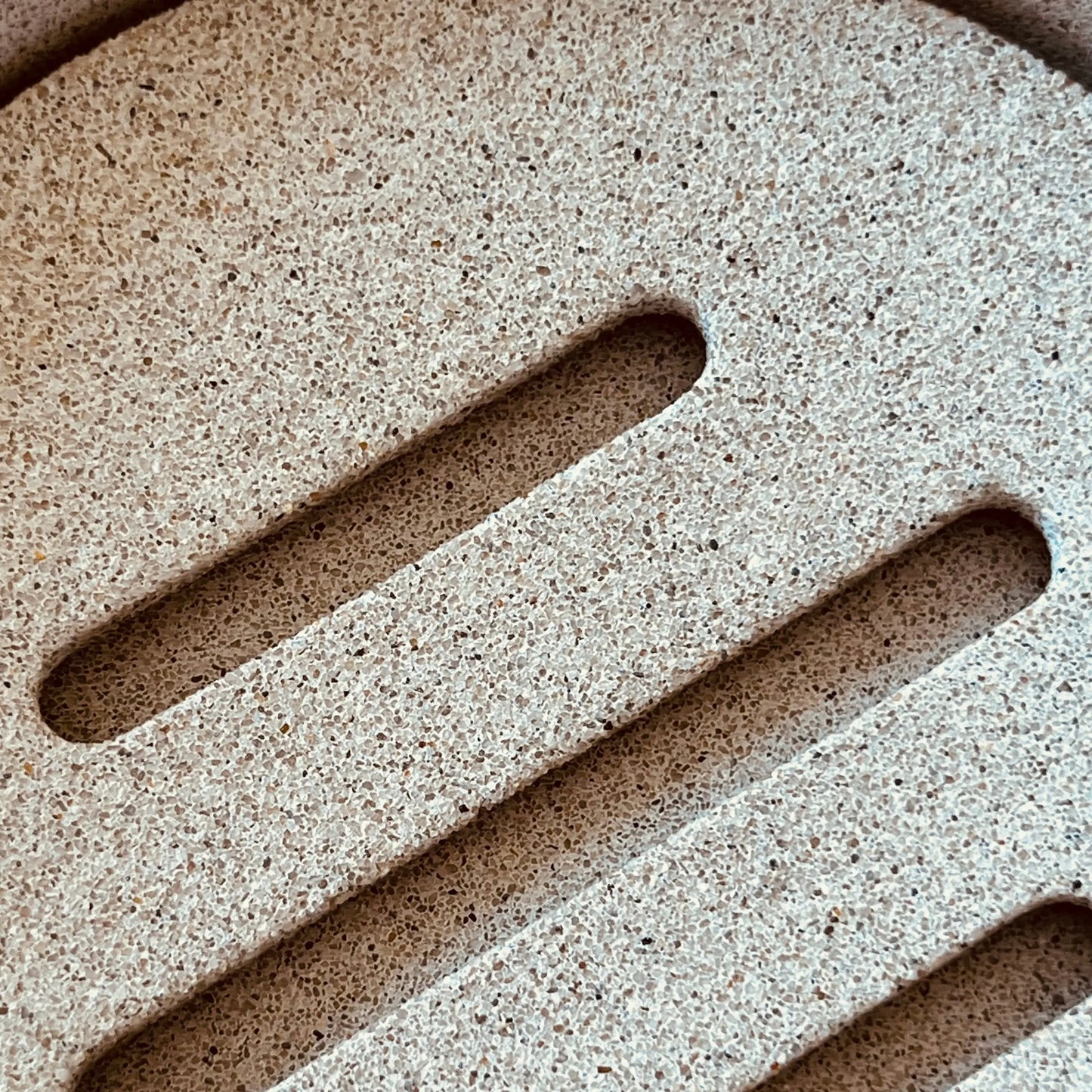 Håndlavet sæbeskål i sand. 2-delt håndstøbt sæbeskål i miljøvenlig komposit