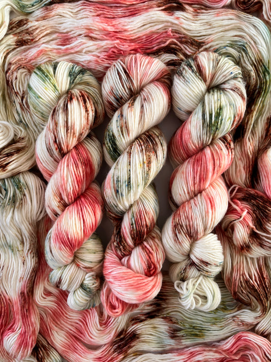 Håndfarvet Single Merino DK strikkes på pind 4. Meget blødt håndfarvet garn til babystrik og børnestrik. Dette bløde og luftige garn er håndfarvet i smukke nuancer af grøn, brun og coral rosa