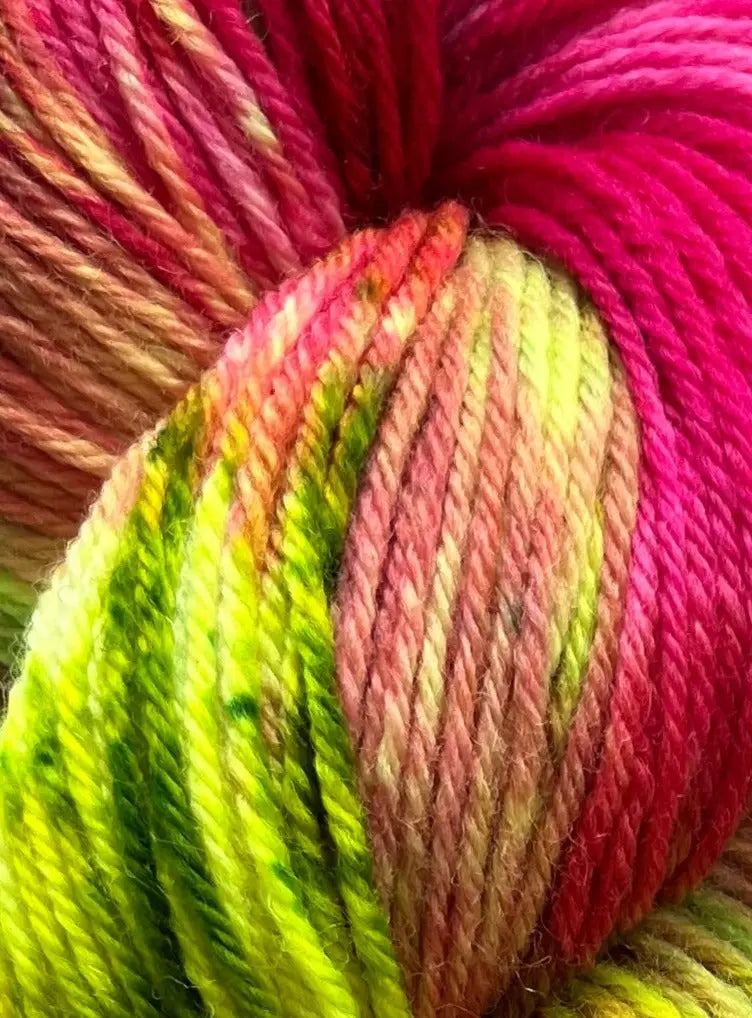 Håndfarvet Peruvian Highland uld. Håndfarvet ny ren highland uld. Håndfarvet ubehandlet uld. Dette garn er håndarvet i smukke nuancer af pink og neon grøn