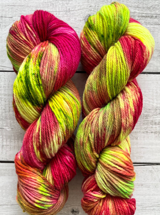 Håndfarvet Peruvian Highland uld. Håndfarvet ny ren highland uld. Håndfarvet ubehandlet uld. Dette garn er håndarvet i smukke nuancer af pink og neon grøn