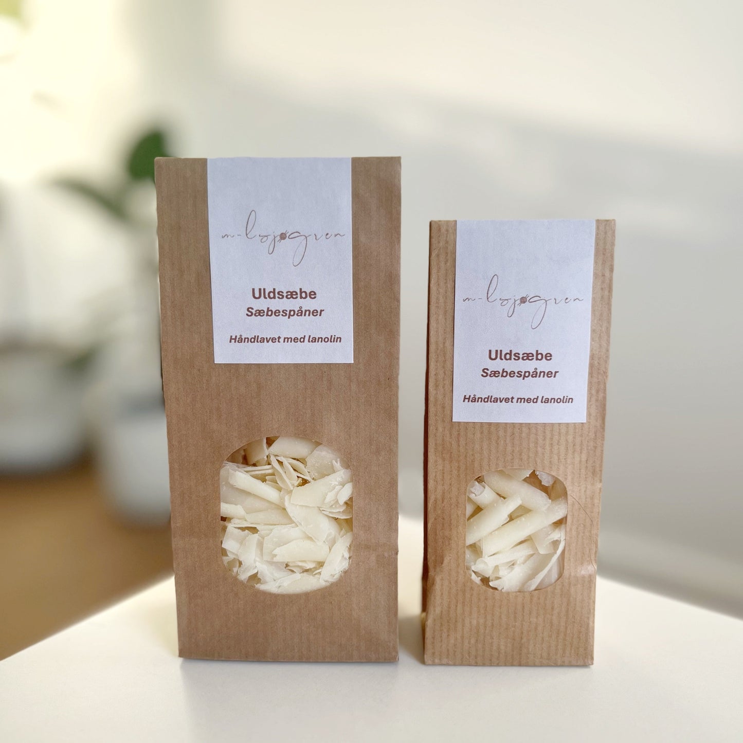 Uldsæbespåner med lanolin til håndvask af uld. Denne sæbe er mild og naturlig. Håndlavet neutral sæbespåner. Denne uldsæbe er uden parfume. Håndlavet uldsæbe med lanolin