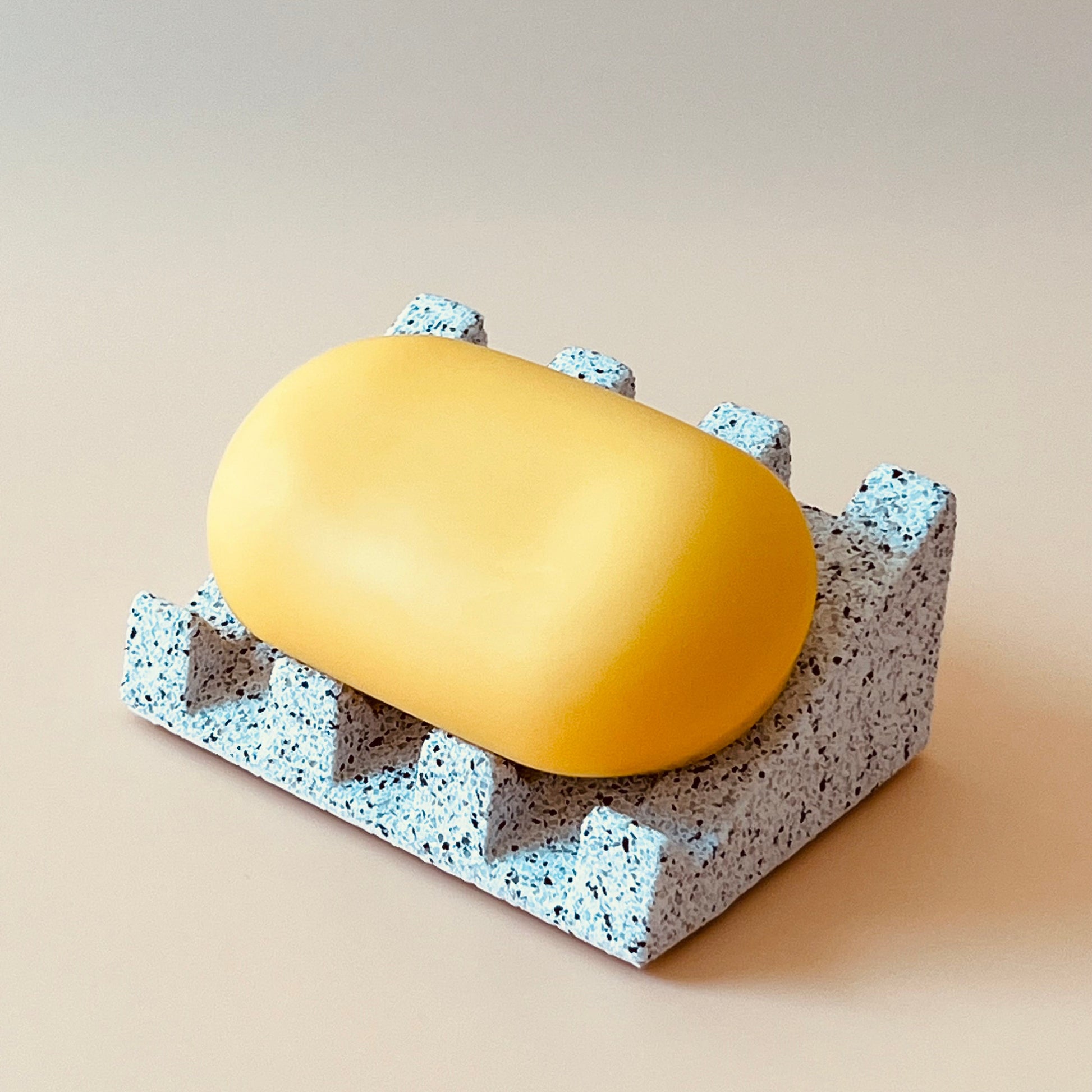 håndlavet sæbeholder i granit. håndstøbt sæbeskål i miljøvenligt komposit.