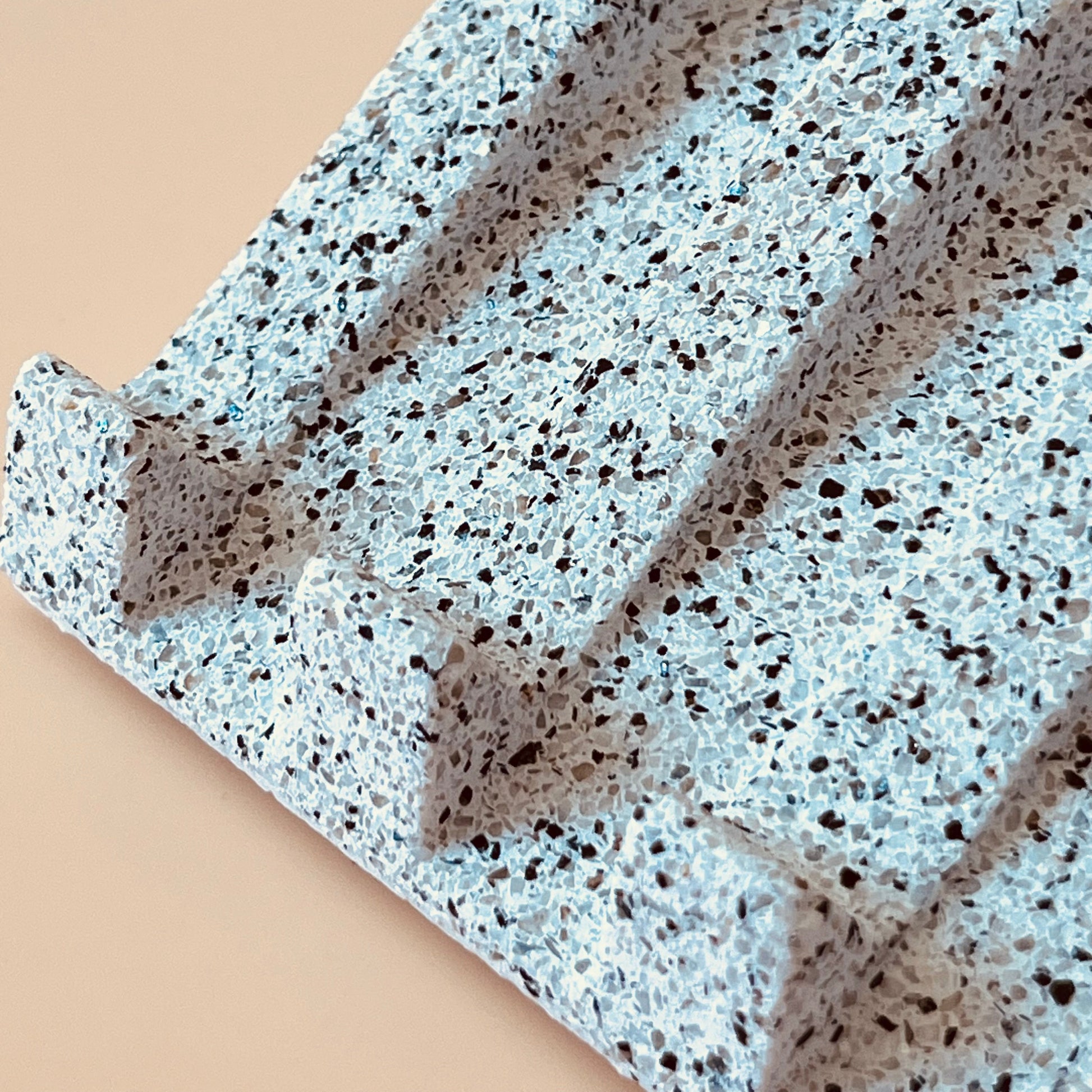 håndlavet sæbeholder i granit. håndstøbt sæbeskål i miljøvenligt komposit.