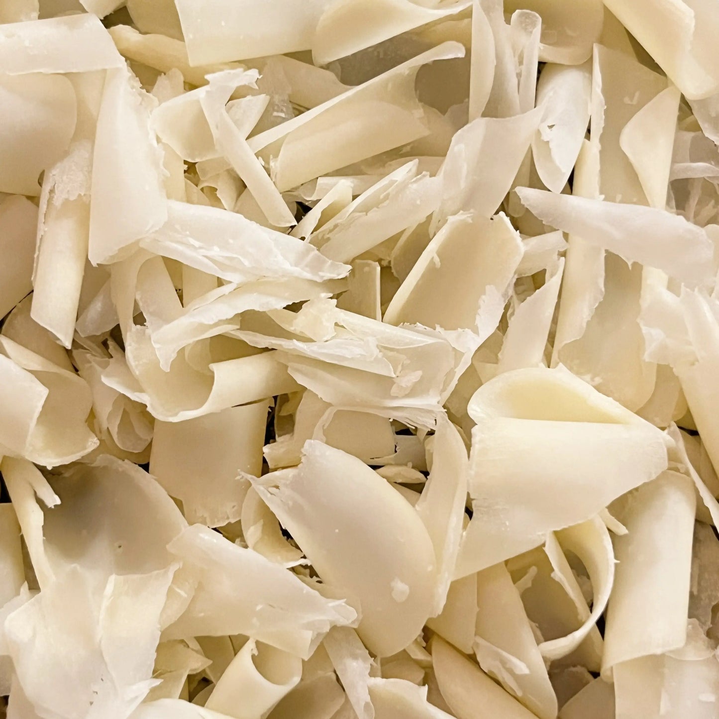 Uldsæbespåner med lanolin til håndvask af uld. Denne sæbe er mild og naturlig. Håndlavet neutral sæbespåner. Denne uldsæbe er uden parfume. Håndlavet uldsæbe med lanolin