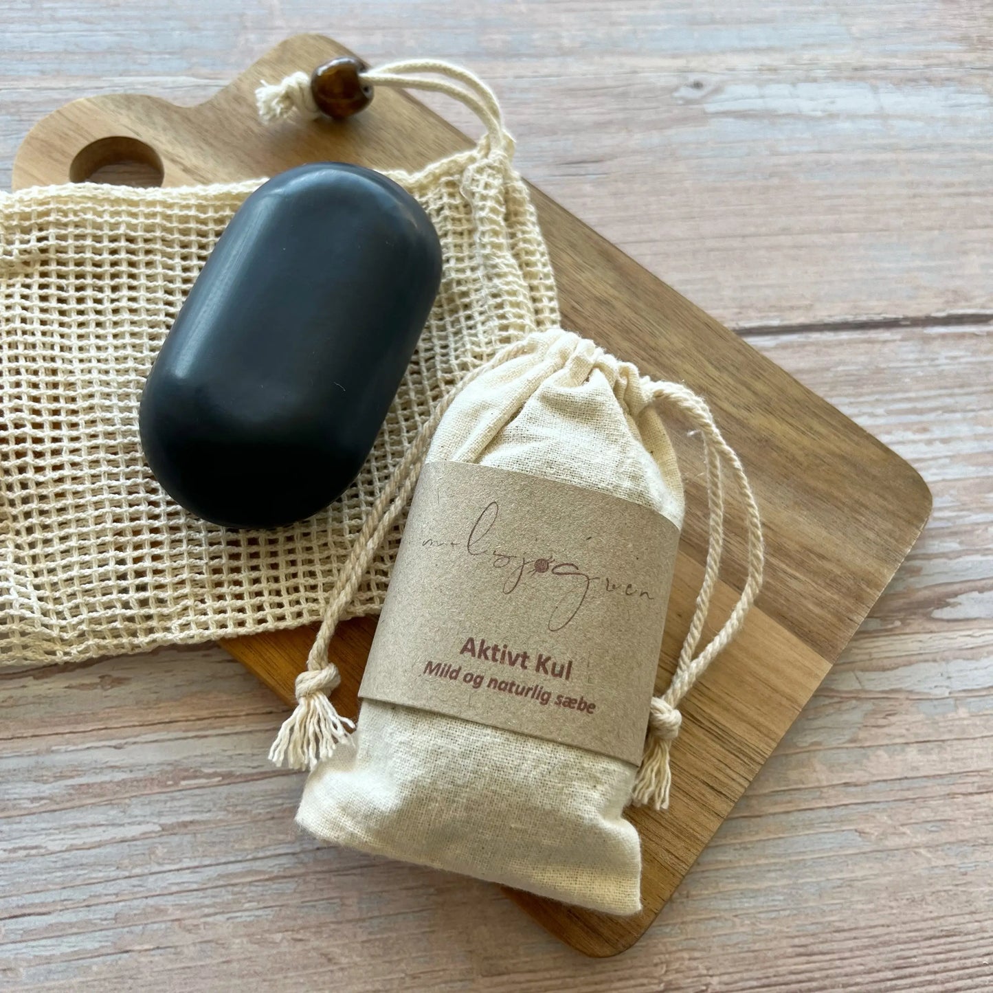 Mild og naturlig sæbe til hænder, krop og ansigt. Håndlavet sæbe bar med aktivt kul. Denne sæbe er uden parfume