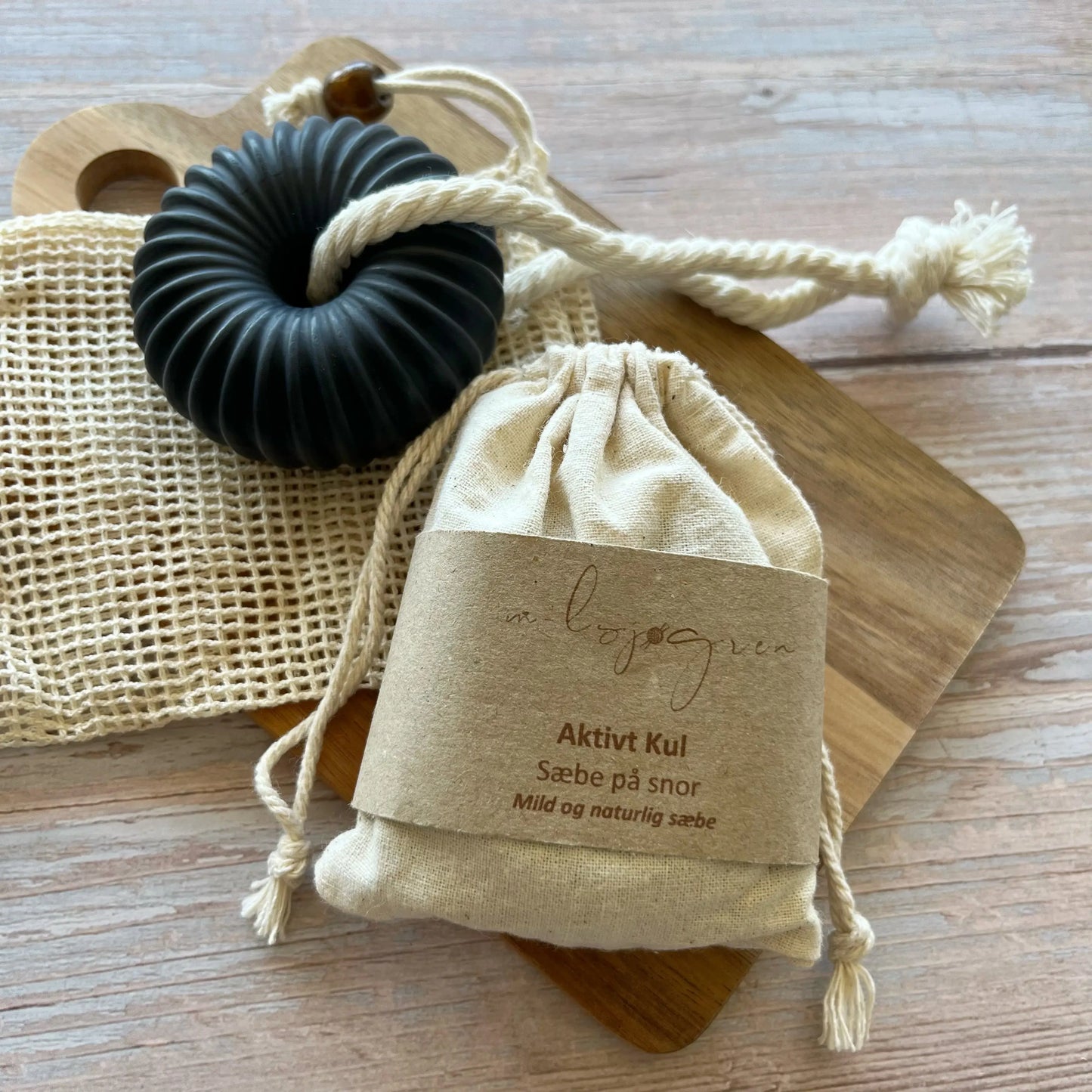 Mild og naturlig sæbe til hænder, krop og ansigt. Håndlavet sæbe bar med aktivt kul. Denne sæbe på snor er uden parfume