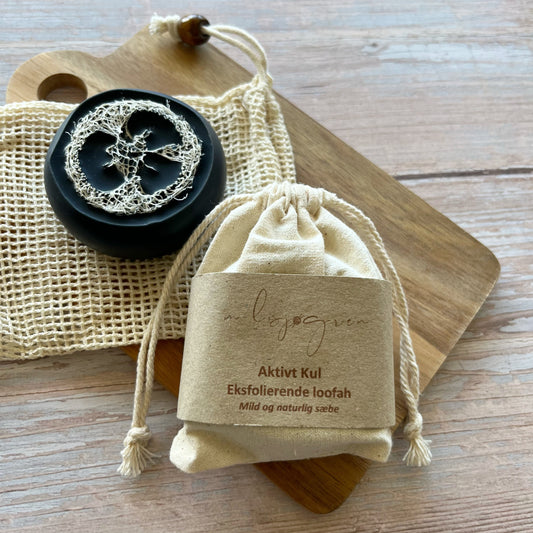 Mild og naturlig sæbe til hænder, krop og ansigt. Håndlavet sæbe bar med aktivt kul. Denne eksfolierende sæbe med loofah er uden parfume