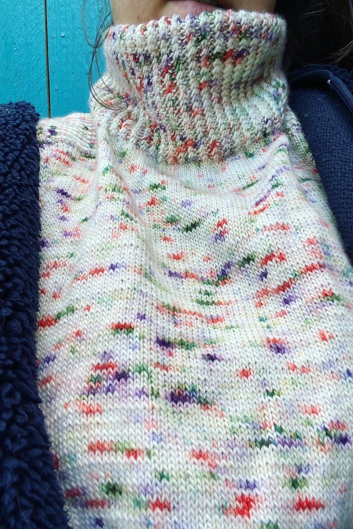 Håndfarvet Single Merino strikkes på pind 3. Meget blødt håndfarvet garn til babystrik og børnestrik. Dette bløde og luftige garn er håndfarvet i smukke nuancer af lilla, grøn, gul og orange rød