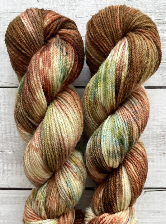 Håndfarvet Peruvian Highland uld. Håndfarvet ny ren highland uld. Håndfarvet ubehandlet uld. Dette garn er håndarvet i smukke nuancer af brun, grøn og blå.