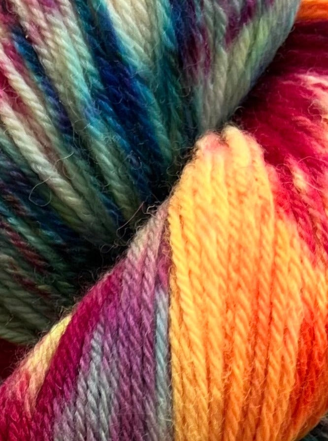 Håndfarvet Peruvian Highland uld. Håndfarvet ny ren highland uld. Håndfarvet ubehandlet uld. Dette garn er håndarvet i smukke nuancer af pink, blå, grøn, gul, orange og lilla