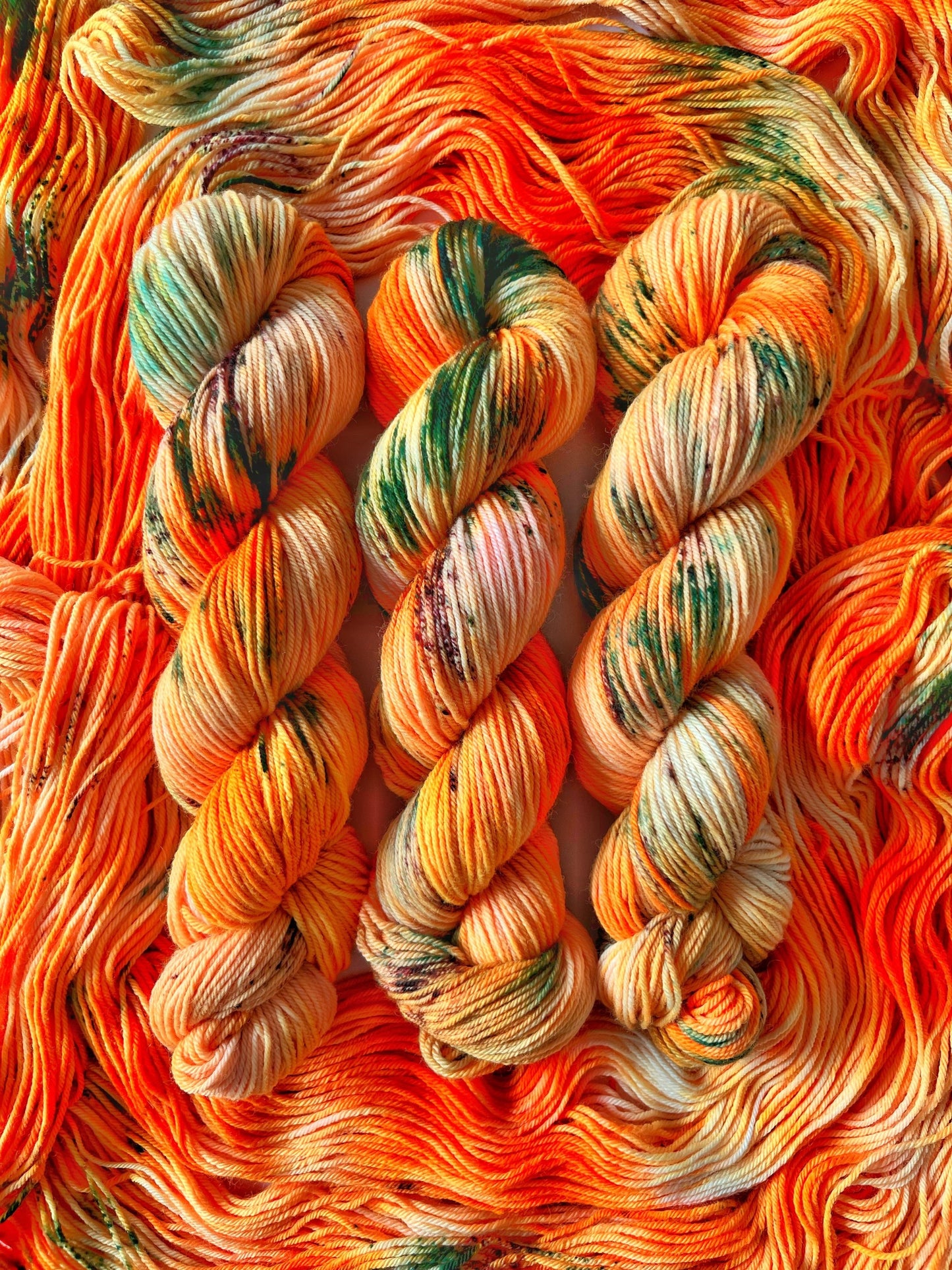 Håndfarvet garn i bluefaced leister uld. Dette håndfarvede bfl garn er farvet med smukke nuancer af orange, grøn og mørk lilla