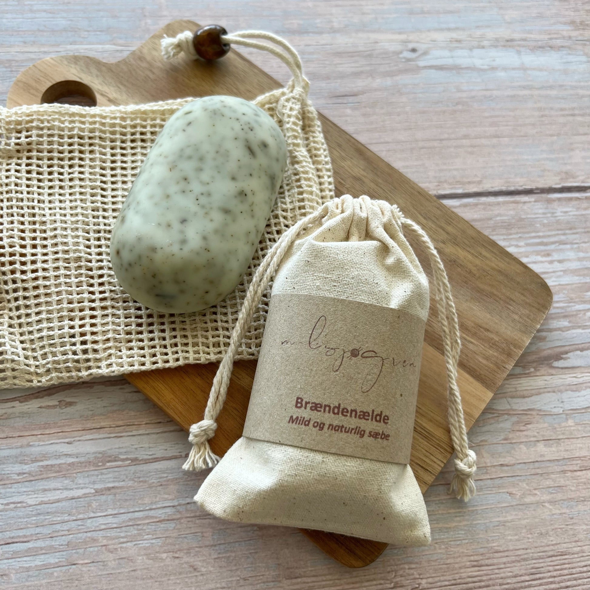 Mild og naturlig sæbe til hænder, krop og ansigt. Håndlavet sæbe bar med brændenælde. Denne sæbe er uden parfume