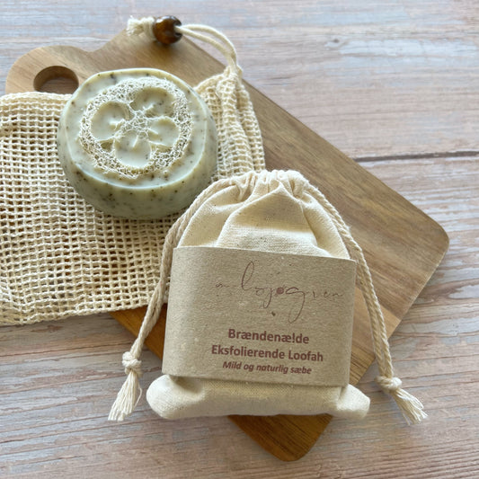 Mild og naturlig sæbe til hænder, krop og ansigt. Håndlavet sæbe bar med brændenælde. Denne eksfolierende sæbe med loofah er uden parfume