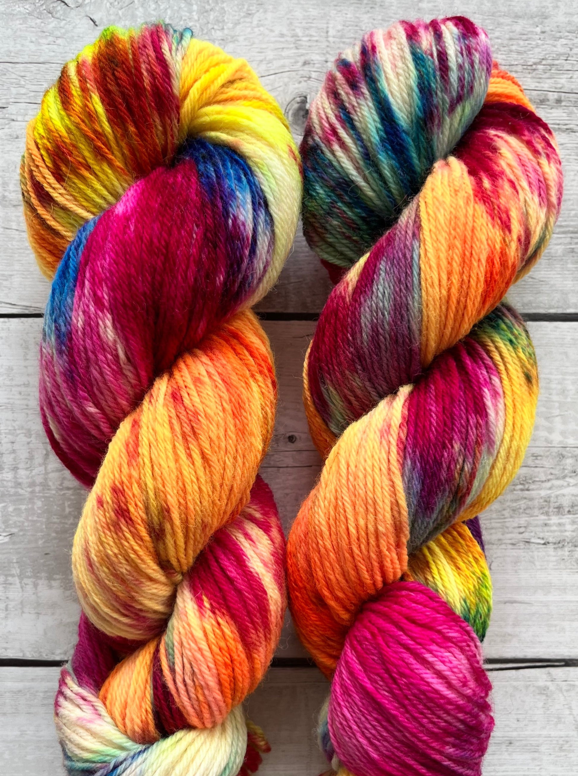 Håndfarvet Peruvian Highland uld. Håndfarvet ny ren highland uld. Håndfarvet ubehandlet uld. Dette garn er håndarvet i smukke nuancer af pink, blå, grøn, gul, orange og lilla