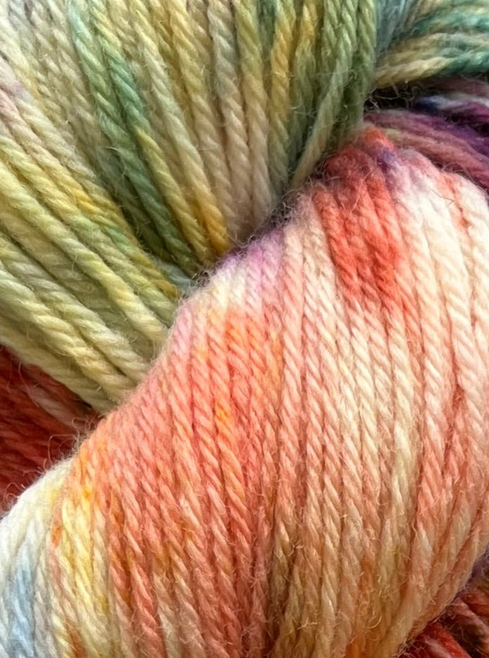 Håndfarvet Peruvian Highland uld. Håndfarvet ny ren highland uld. Håndfarvet ubehandlet uld. Dette garn er håndarvet i smukke nuancer af lilla, grøn, laks rosa og orange rød