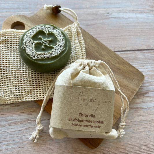 Mild og naturlig sæbe til hænder, krop og ansigt. Håndlavet sæbe bar med chlorella. Denne eksfolierende sæbe med loofah er uden parfume