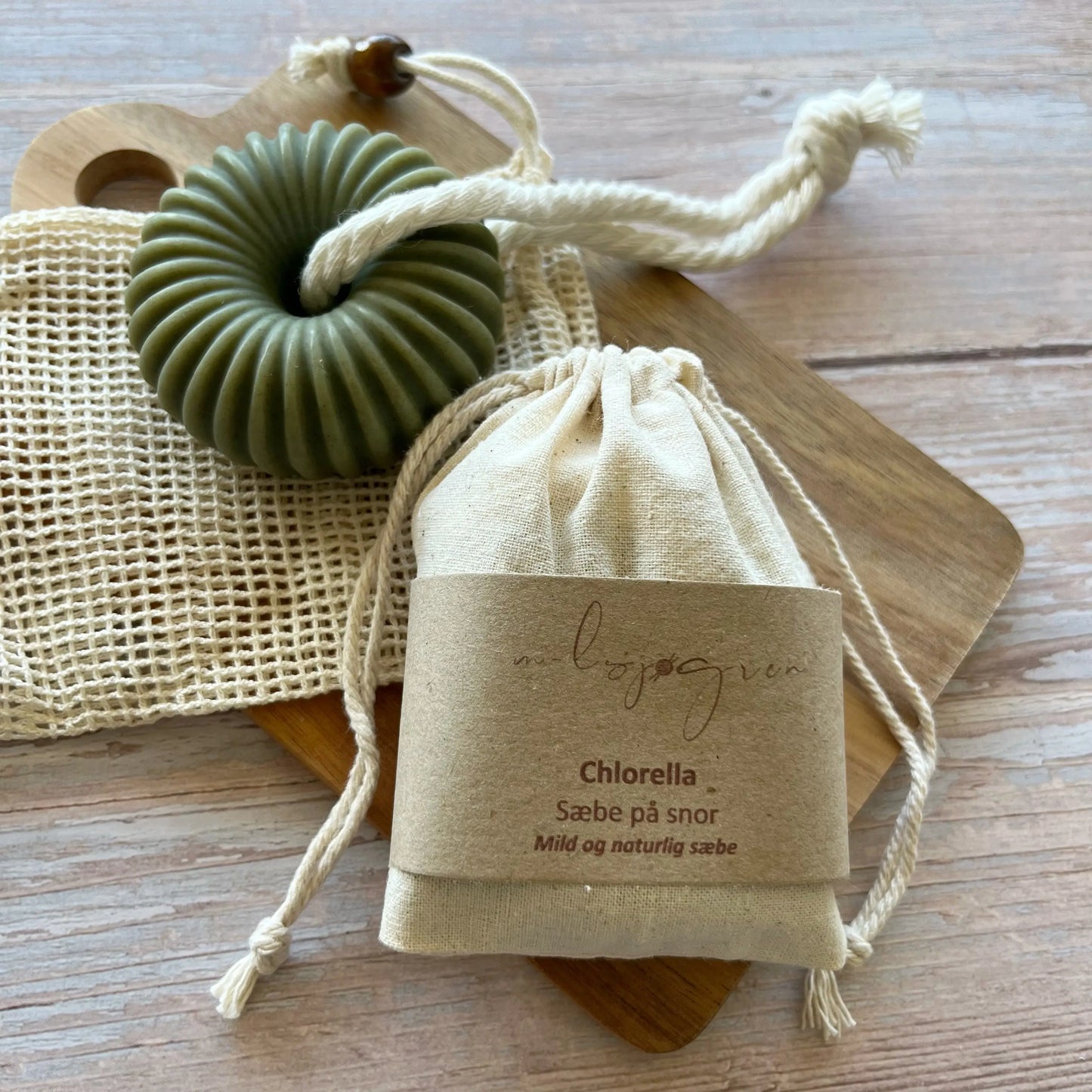 Mild og naturlig sæbe til hænder, krop og ansigt. Håndlavet sæbe bar med chlorella. Denne sæbe på snor er uden parfume