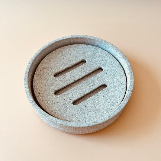 Håndlavet sæbeskål i sand. 2-delt håndstøbt sæbeskål i miljøvenlig komposit