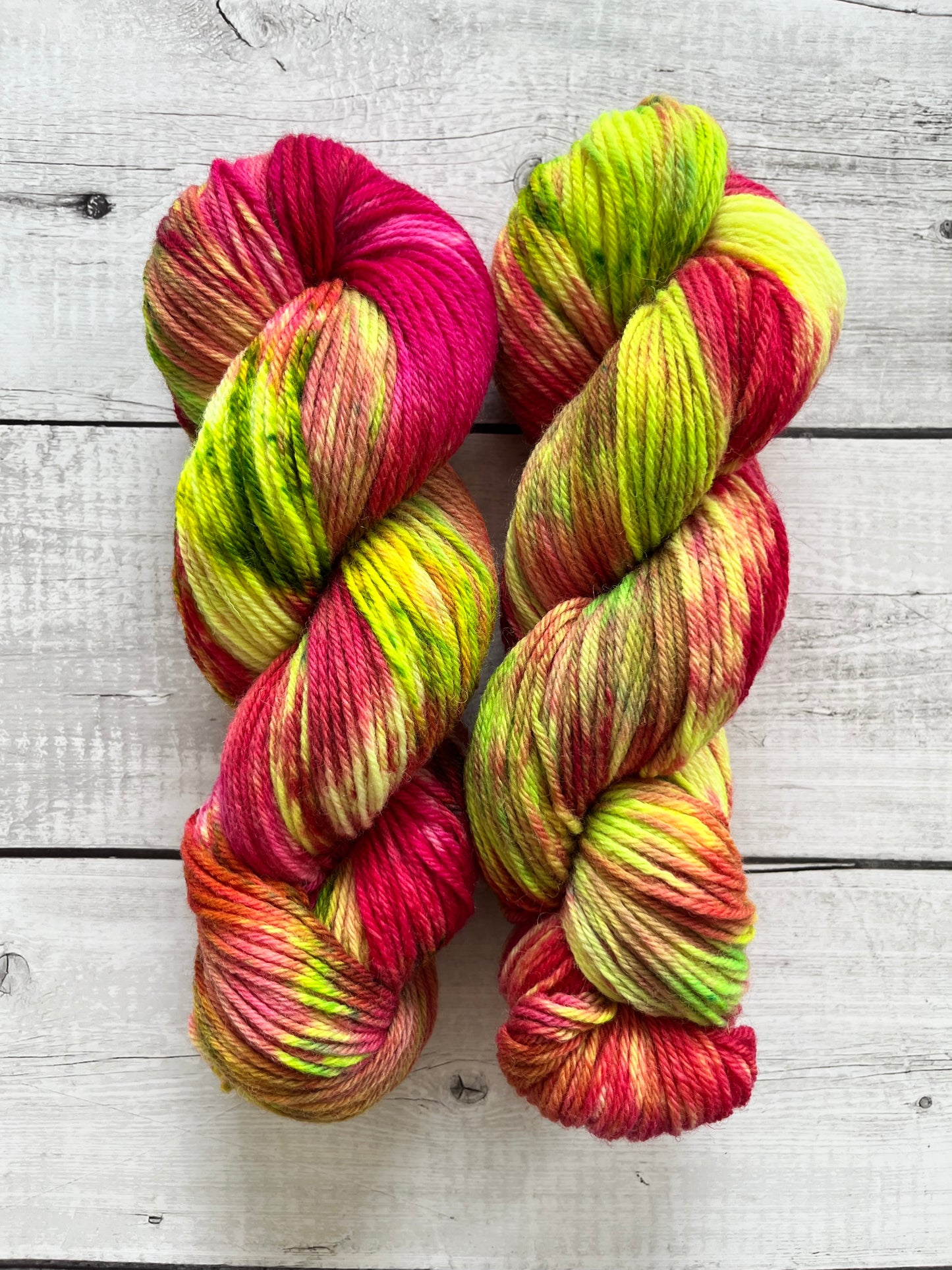 Håndfarvet Peruvian Highland uld. Håndfarvet ny ren highland uld. Håndfarvet ubehandlet uld. Dette garn er håndarvet i smukke nuancer af pink og neon grøn