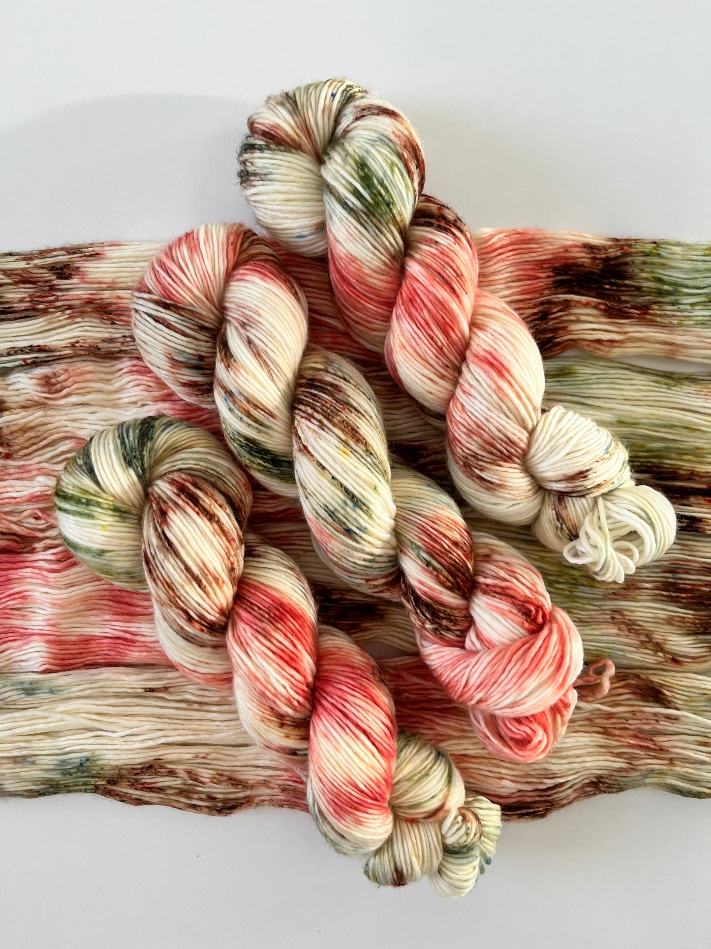 Håndfarvet Single Merino DK strikkes på pind 4. Meget blødt håndfarvet garn til babystrik og børnestrik. Dette bløde og luftige garn er håndfarvet i smukke nuancer af grøn, brun og coral rosa