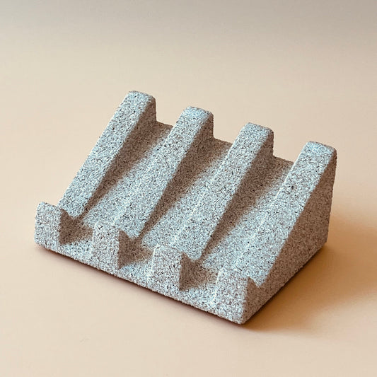 håndlavet sæbeholder i sand. håndstøbt sæbeskål i miljøvenligt komposit.