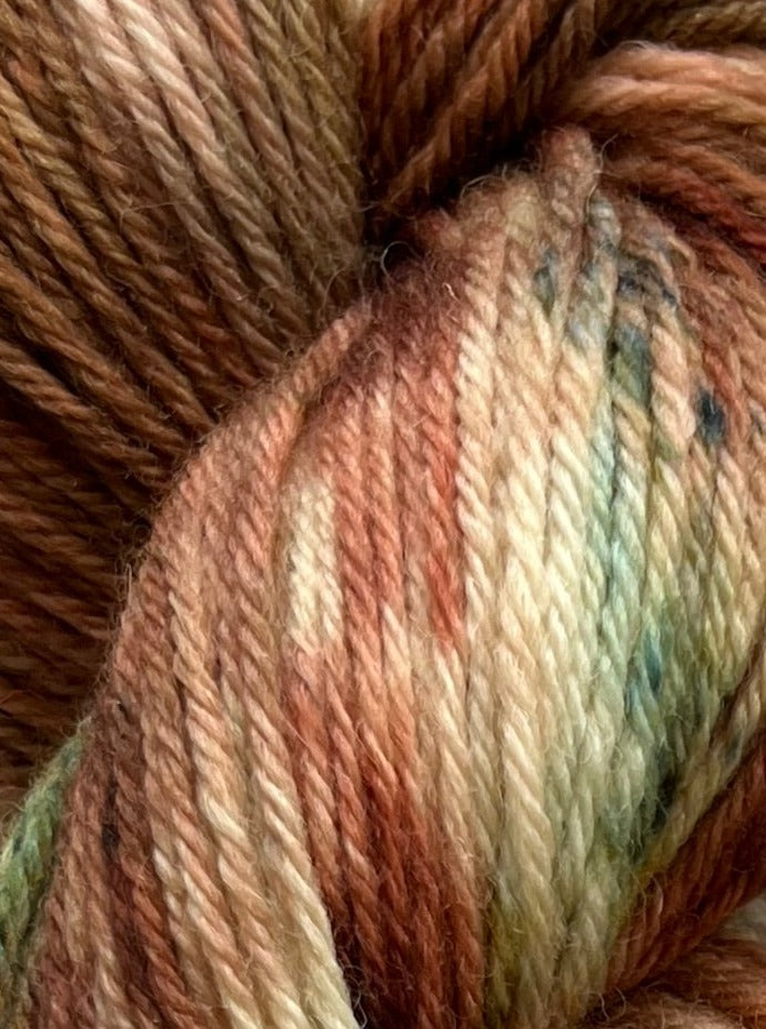 Håndfarvet Peruvian Highland uld. Håndfarvet ny ren highland uld. Håndfarvet ubehandlet uld. Dette garn er håndarvet i smukke nuancer af brun, grøn og blå.