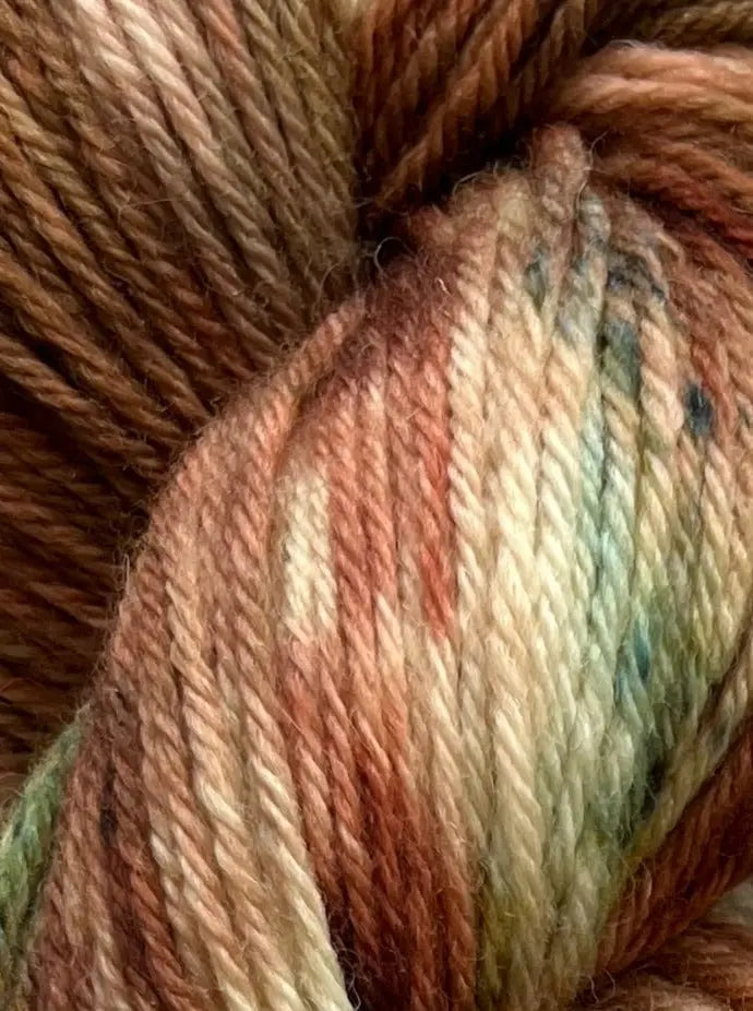 Håndfarvet Peruvian Highland uld. Håndfarvet ny ren highland uld. Håndfarvet ubehandlet uld. Dette garn er håndarvet i smukke nuancer af brun, grøn og blå.