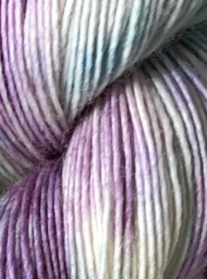 Håndfarvet Single Merino strikkes på pind 3. Meget blødt håndfarvet garn til babystrik og børnestrik. Dette bløde og luftige garn er håndfarvet i smukke nuancer af lilla og mintgrøn
