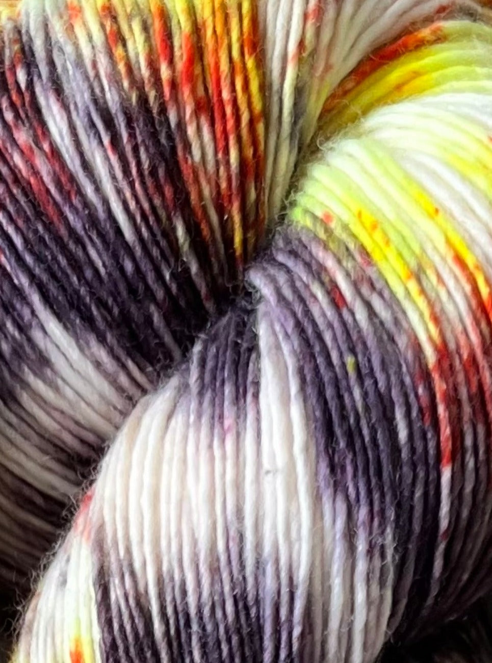 Håndfarvet Single Merino strikkes på pind 3. Meget blødt håndfarvet garn til babystrik og børnestrik. Dette bløde og luftige garn er håndfarvet i smukke nuancer af mørk lilla, neon gul og orange