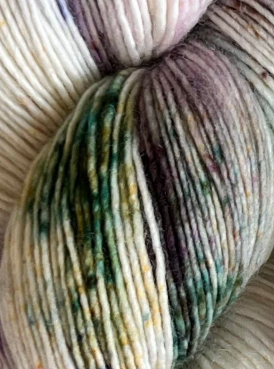 Håndfarvet Single Merino strikkes på pind 3. Meget blødt håndfarvet garn til babystrik og børnestrik. Dette bløde og luftige garn er håndfarvet i smukke nuancer af lilla, grøn og gul