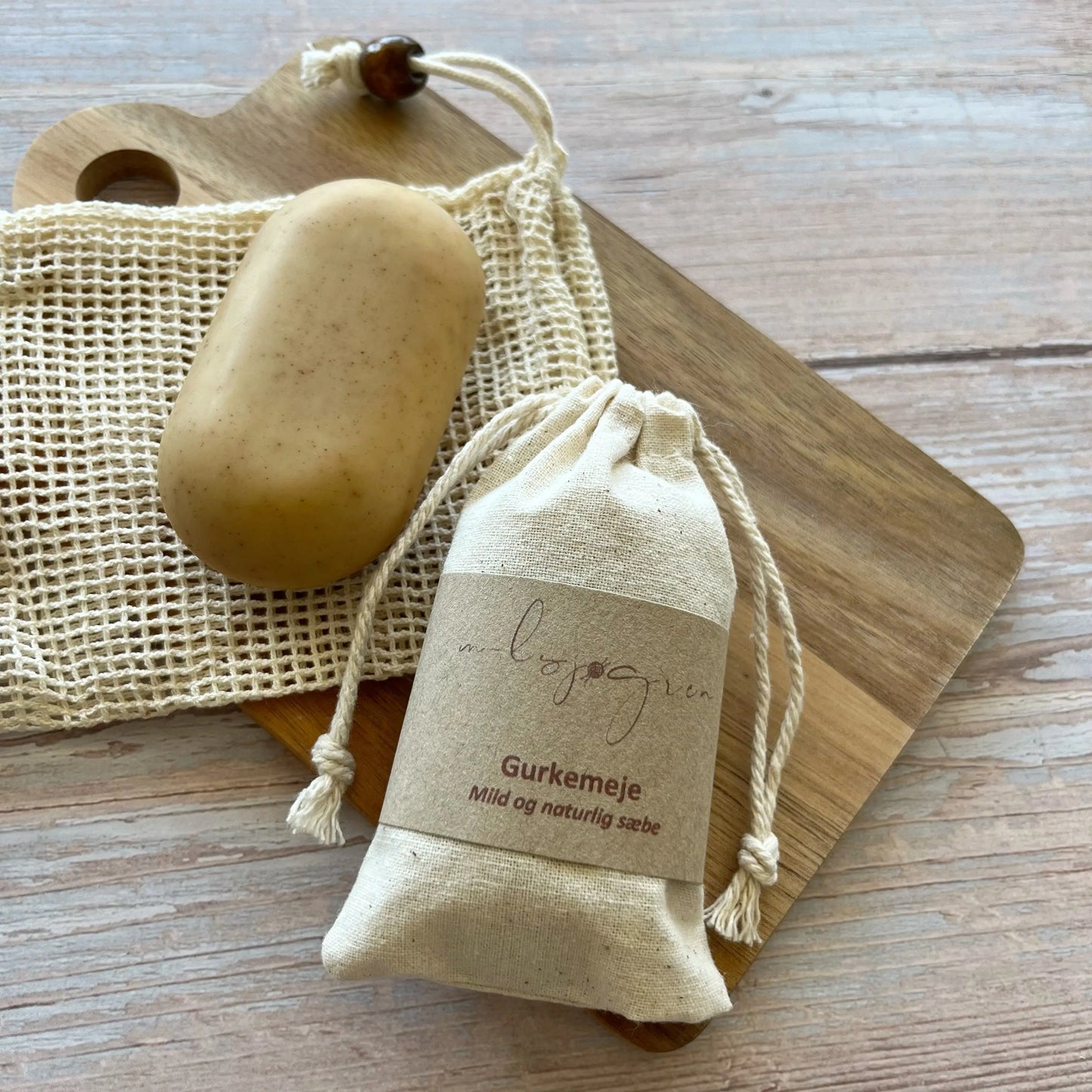 Mild og naturlig sæbe til hænder, krop og ansigt. Håndlavet sæbe bar med gurkemeje. Denne sæbe er uden parfume