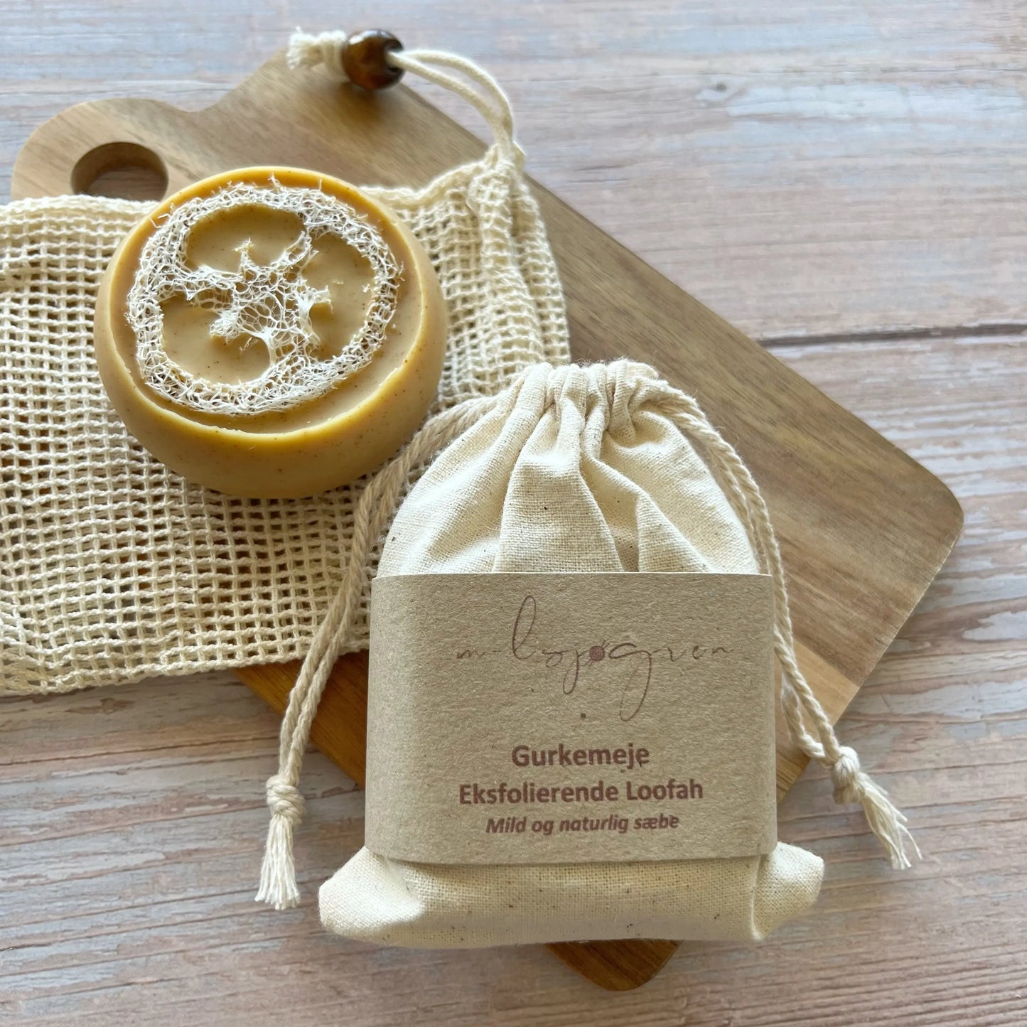 Mild og naturlig sæbe til hænder, krop og ansigt. Håndlavet sæbe bar med gurkemeje. Denne eksfolierende sæbe med loofah er uden parfume