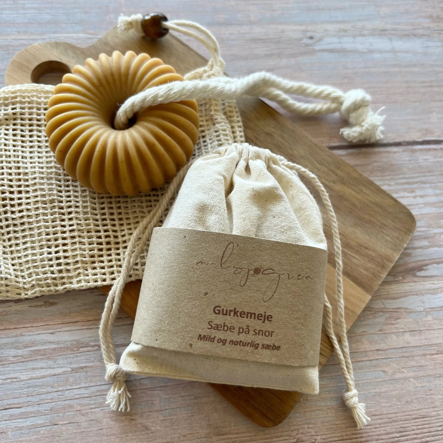 Mild og naturlig sæbe til hænder, krop og ansigt. Håndlavet sæbe bar med gurkemeje. Denne sæbe på snor er uden parfume