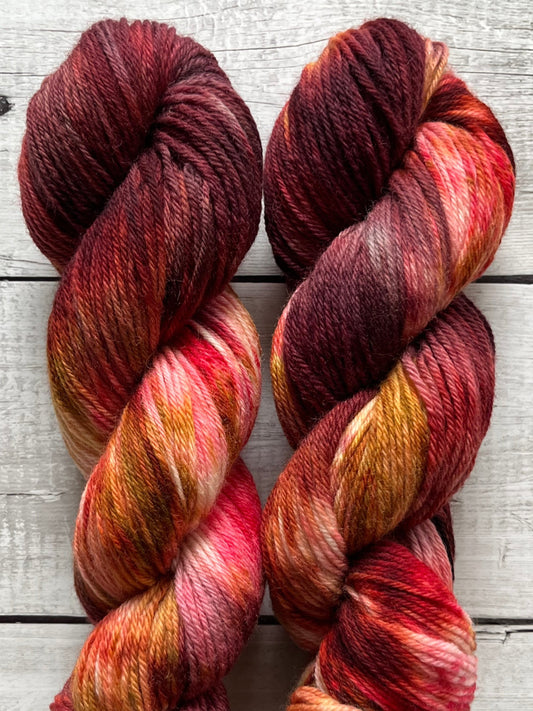 Håndfarvet Peruvian Highland uld. Håndfarvet ny ren highland uld. Håndfarvet ubehandlet uld. Dette garn er håndarvet i smukke nuancer af bordeaux, pink og gylden brun