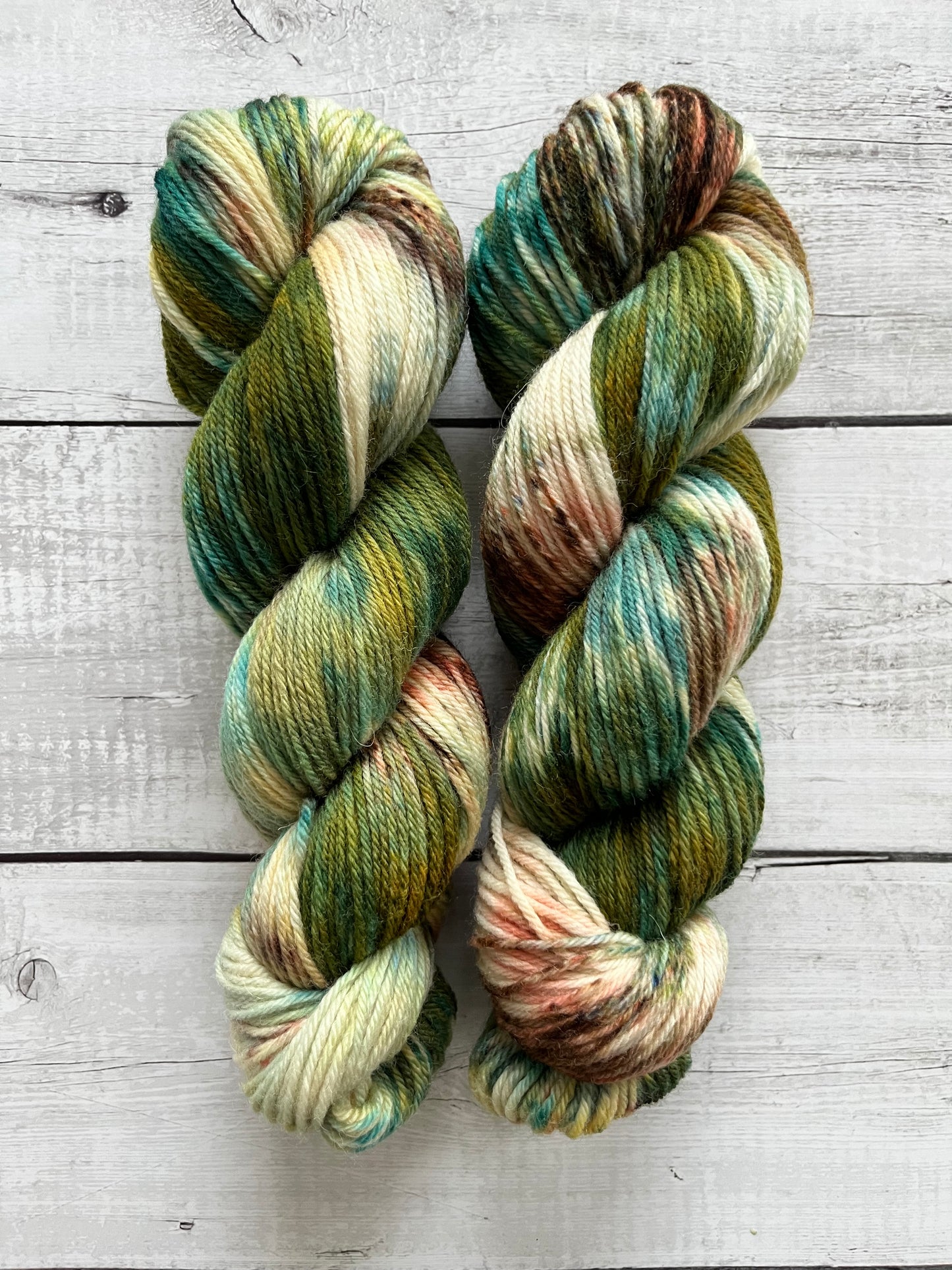 Håndfarvet Peruvian Highland uld. Håndfarvet ny ren highland uld. Håndfarvet ubehandlet uld. Dette garn er håndarvet i smukke nuancer af mørkegrøn og brun