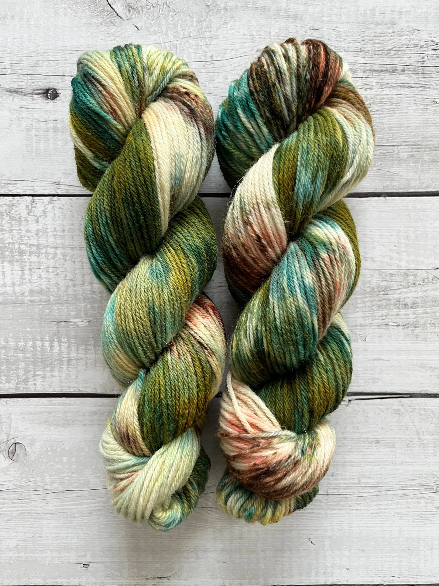 Håndfarvet Peruvian Highland uld. Håndfarvet ny ren highland uld. Håndfarvet ubehandlet uld. Dette garn er håndarvet i smukke nuancer af mørkegrøn og brun