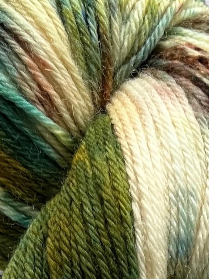 Håndfarvet Peruvian Highland uld. Håndfarvet ny ren highland uld. Håndfarvet ubehandlet uld. Dette garn er håndarvet i smukke nuancer af mørkegrøn og brun