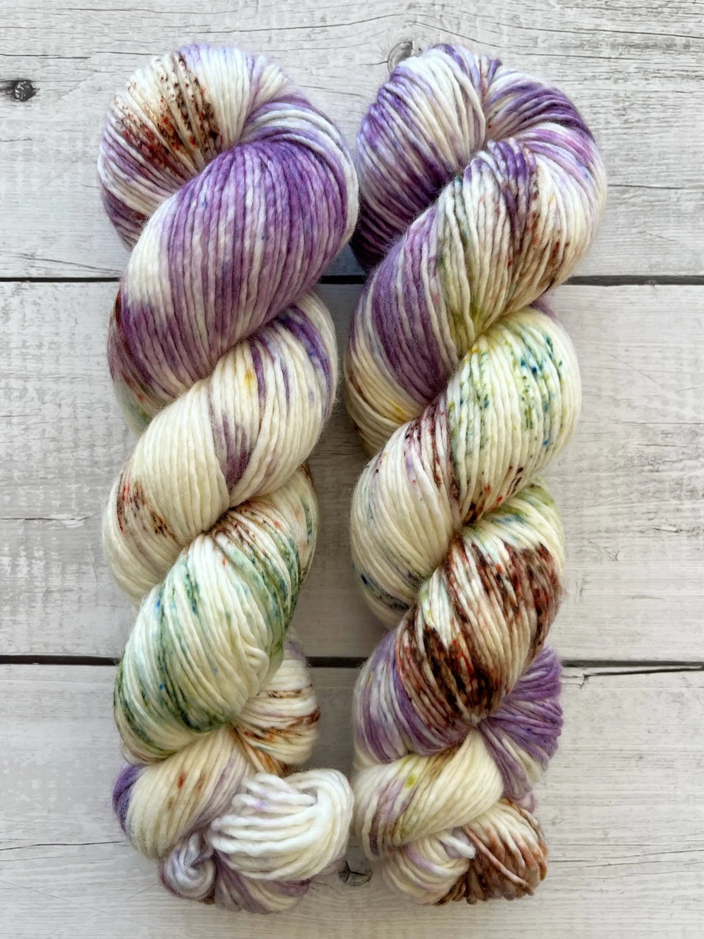 Håndfarvet garn i Single Merino DK. Dette håndfarvede Single Merino DK er farvet med smukke nuancer af lilla, grøn og brun