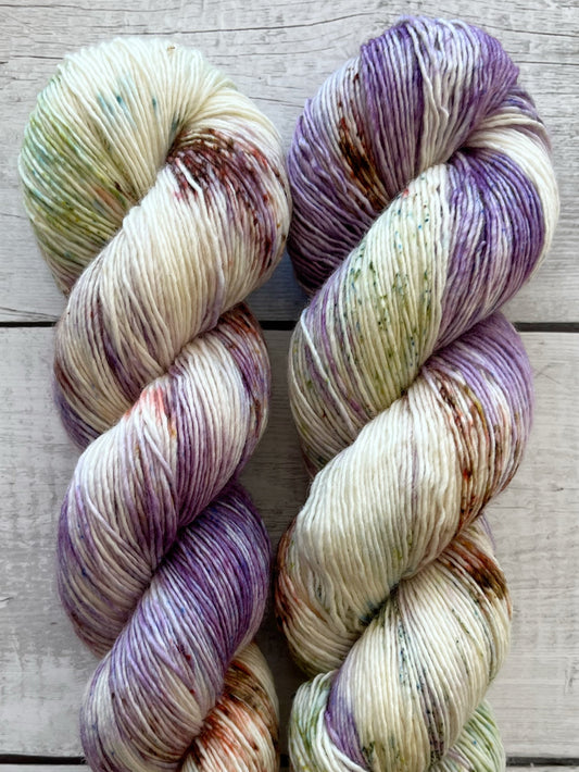 Håndfarvet Single Merino strikkes på pind 3. Meget blødt håndfarvet garn til babystrik og børnestrik. Dette bløde og luftige garn er håndfarvet i smukke nuancer af lilla, grøn og brun