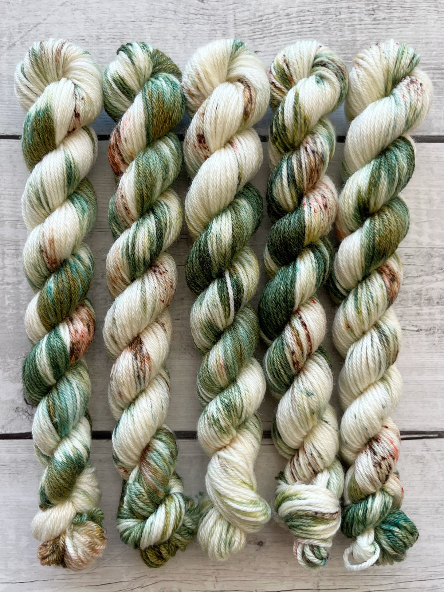 Håndfarvet garn i Mini Merino Bamboo. Håndfarvet minifed Merino Bamboo er farvet med smukke nuancer af mørkegrøn og brun