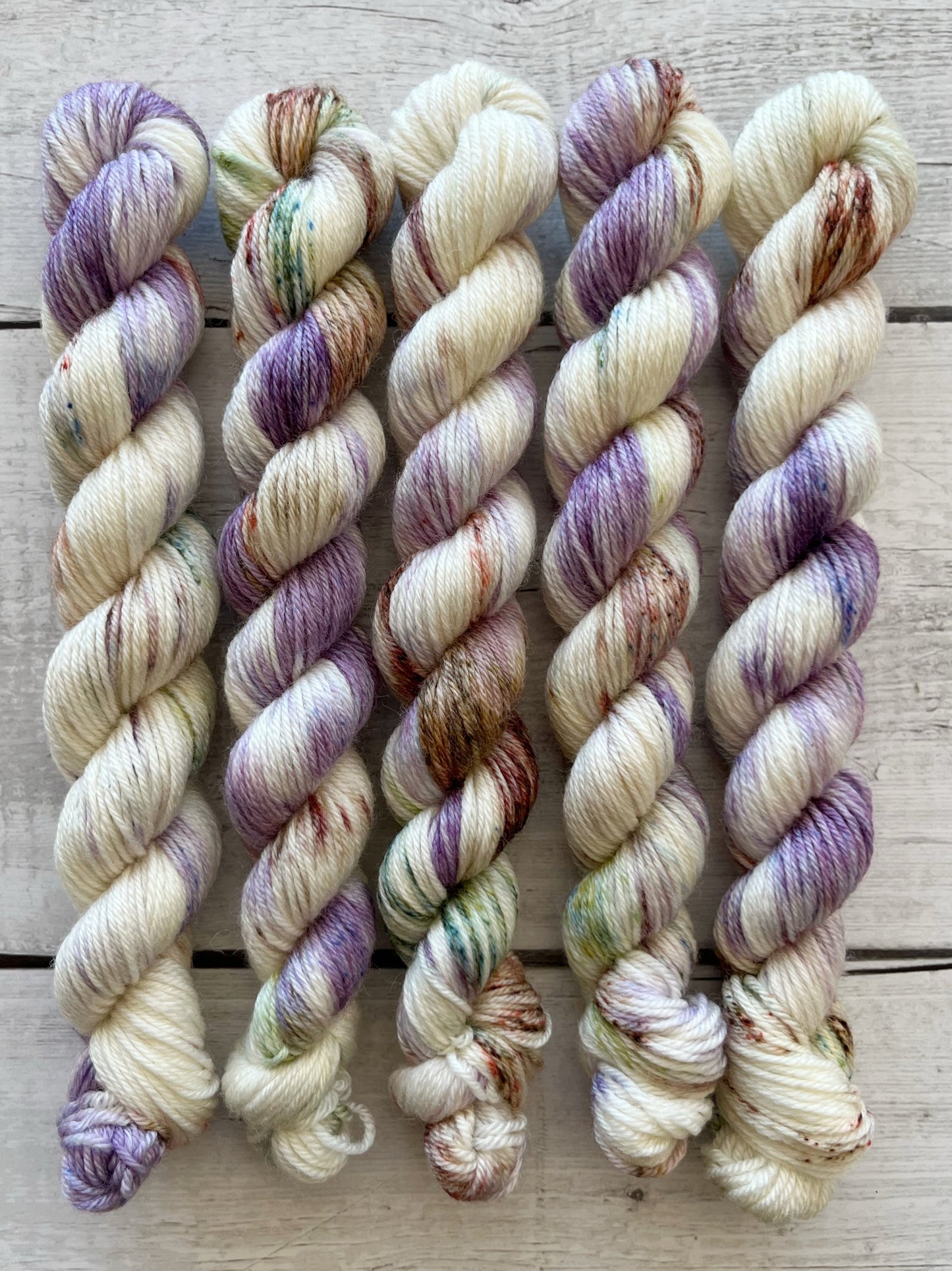 Håndfarvet garn i Mini Merino Bamboo. Håndfarvet minifed Merino Bamboo er farvet med smukke nuancer af lilla, grøn og brun