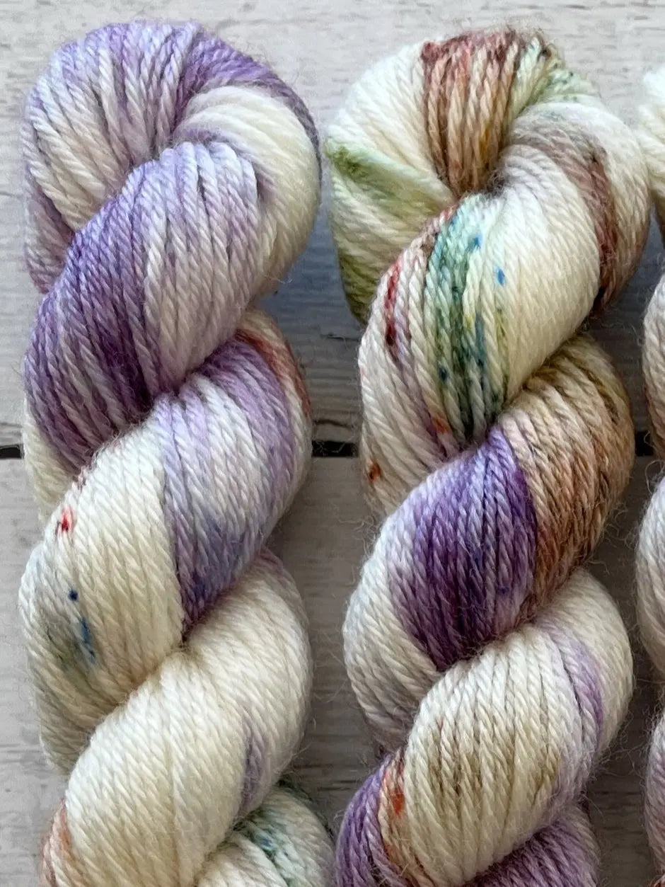 Håndfarvet garn i Mini Merino Bamboo. Håndfarvet minifed Merino Bamboo er farvet med smukke nuancer af lilla, grøn og brun